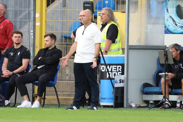 September 16, 2026, xrekx, Soccer 3rd Division, SV Waldhof Mannheim vs. Rot Weiss Essen; from left: Rui Mota, coach of SV Waldhof Mannheim, gives instructions and gestures with his arms; Mannheim
