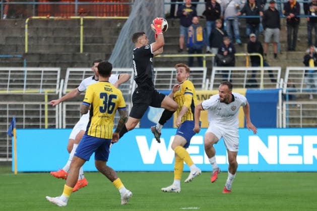 Soccer, Northeast Regional League: 1. FC Lok Leipzig vs. BFC Dynamo, September 16, 2026. New goalkeeper Jonas Wendlinger, 20, catches the ball in mid-air. Soccer, Northeast Regional League, 2026–2027 season, Matchday 9: 1 FC Lok Leipzig vs. BFC Dynamo on September 16, 2026, at Bruno Plache Stadium, Leipzig Copyright: xBEAUTIFULxSPORTS JanxKaeferx