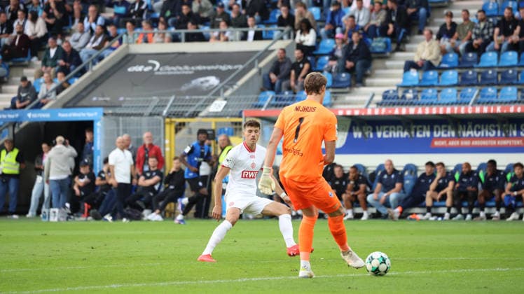 September 16, 2026, xrekx, Soccer 3rd Division, SV Waldhof Mannheim vs. Rot-Weiss Essen, from left: Semir Telalovic (Rot-Weiss Essen), Thijmen Nijhuis (SV Waldhof Mannheim), Mannheim