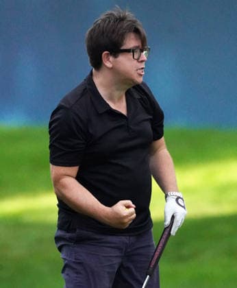 Golf - DP World Tour (European Tour) ˜Rolex Series™ - 2026 BMW PGA, Golf Herren Championship - Celebrity Pro-Am Round - West Course, Wentworth Club - Wednesday 16th September 2026 Michael McIntyre celebrates a putt on the 18th green 