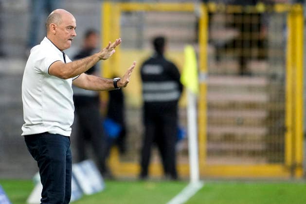 Rui Mota, coach and head coach of SV Waldhof, gives instructions, gesturing with his arms; single frame, single photo, action, September 16, 2026, Mannheim, Germany, soccer, 3rd Division, SV Waldhof Mannheim vs. Rot-Weiss Essen, DFB and DFL regulations prohibit any use of photographs as image sequences and or quasi-video xozx
