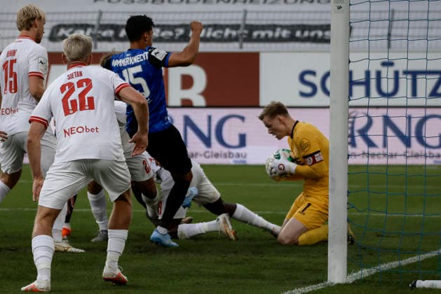 September 16, 2026, xhettx, Soccer 3rd Division, SV Waldhof Mannheim vs. Rot-Weiss Essen; from left: Jakob Karl Germard Golz (Rot-Weiss Essen), 1 catches the ball