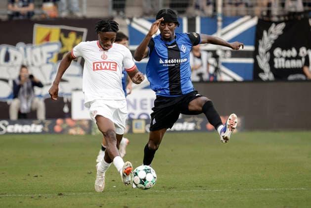 September 16, 2026, xhettx, Soccer 3rd Division, SV Waldhof Mannheim vs. Rot-Weiss Essen; from left: Franci Bouebari and Kitsamoutsele (Rot-Weiss Essen), 19, in a tackle with Jidechi Okeke (SV Waldhof Mannheim), 25