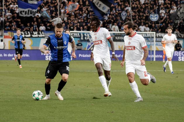 September 16, 2026, xhettx, Soccer 3rd Division, SV Waldhof Mannheim vs. Rot-Weiss Essen; from left: Julian Ulbricht (SV Waldhof Mannheim), No. 10, holds onto the ball