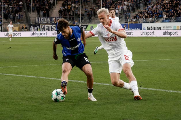 September 16, 2026, xhettx, Soccer 3rd Division, SV Waldhof Mannheim vs. Rot-Weiss Essen; l Vincent Thill (SV Waldhof Mannheim), No. 12, holds off Janne Sietan (Rot-Weiss Essen), No. 22