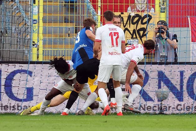 September 16, 2026, xrekx, Soccer 3rd Division, SV Waldhof Mannheim vs. Rot-Weiss Essen, from left: Jakob Karl Gerhard Golz, Rot-Weiss Essen, Mannheim