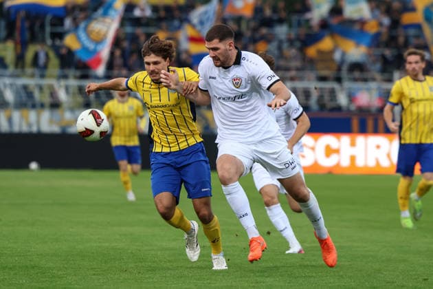 Germany Regional League Northeast 2026–2027, Matchday 9, 1 FC Lokomotive Leipzig vs. BFC Dynamo, Bruno Plache Stadium, Leipzig: A tackle between Simon Schierack (1 FC Lokomotive Leipzig, No. 6) and Viktor Mitfaraj (BFC Dynamo, No. 5) Copyright: xx