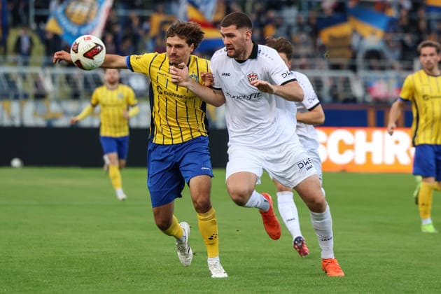 Germany Regional League Northeast 2026–2027, Matchday 9, 1 FC Lokomotive Leipzig vs. BFC Dynamo, Bruno Plache Stadium, Leipzig: A tackle between Simon Schierack (1 FC Lokomotive Leipzig, No. 6) and Viktor Mitfaraj (BFC Dynamo, No. 5) Copyright: xx