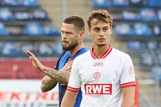 September 16, 2026, xrekx, Soccer 3rd Division, SV Waldhof Mannheim vs. Rot-Weiss Essen, from left: Julian Ulbricht (SV Waldhof Mannheim), Marvin Obuz (Rot-Weiss Essen), Mannheim