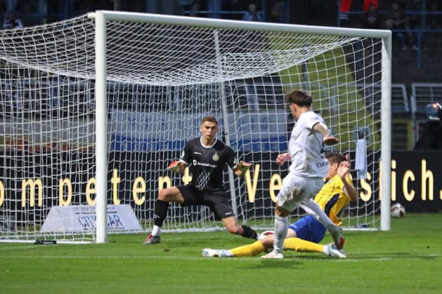 Soccer, Northeast Regional League: 1 FC Lok Leipzig vs. BFC Dynamo, September 16, 2026. Goalkeeper Jonas Wendlinger, 20, as Lok Leipzig faces a dangerous situation. Soccer, Northeast Regional League, 2026–2027 season, Matchday 9: 1 FC Lok Leipzig vs. BFC Dynamo on September 16, 2026, at Bruno Plache Stadium, Leipzig Copyright: xBEAUTIFULxSPORTS JanxKaeferx