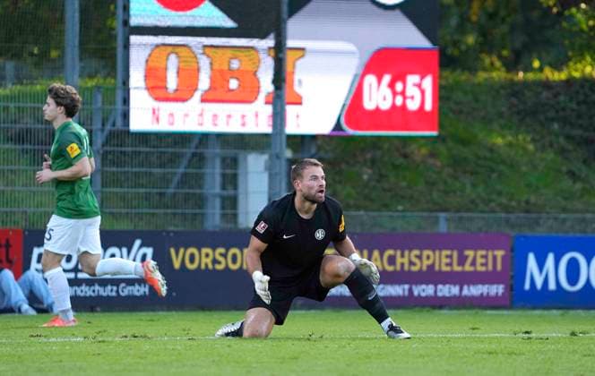 Photo: Goalie Bastian FIELSCH of Hannover slips and concedes an early goal, making the score 1–0 for Norderstedt. Regionalliga Nord, Matchday 9 on Wed, Sept. 16, 2026: Eintracht Norderstedt vs. HSC Hannover