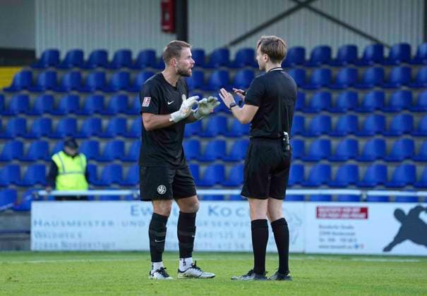 Photo: Goalkeeper Bastian FIELSCH of Hannover slips and concedes an early goal, making the score 1–0 for Norderstedt; here he is arguing with referee Tom Holsten. Regional League North, Matchday 9 on Wed, Sept. 16, 2026: Eintracht Norderstedt vs. HSC Hannover
