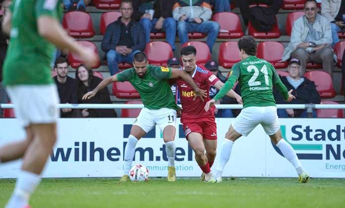 Photo: Milad NEJAD (Norderstedt) vs. Mehmet ÖZÜN (Hannover) in green; Regionalliga Nord soccer, Matchday 9 on Wed, Sep 16, 2026; Eintracht Norderstedt vs. HSC Hannover