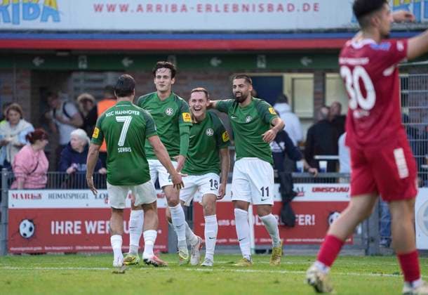 Photo: Goal celebration in Hannover, Mehmet ÖZÜN (11), Nick BODE (18), and Yannik POHLMANN (21) of Hannover; on the left, Evren Serbes (7) offers his congratulations. Regional League North, Matchday 9 on Wed, Sept 16, 2026: Eintracht Norderstedt vs. HSC Hannover