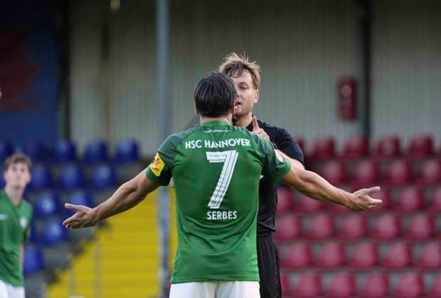 Photo: Evren SERBES, Hannover, in a heated exchange with referee Tom Holsten. Regional League North, Matchday 9, Wed, Sept. 16, 2026: Eintracht Norderstedt vs. HSC Hannover