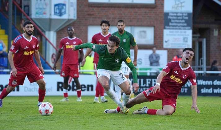 Photo: Milad NEJAD (Norderstedt) makes a sliding tackle against Yannik POHLMANN (Hannover), wearing green. Soccer: Regionalliga Nord, Matchday 9 on Wed, Sep 16, 2026. Eintracht Norderstedt vs. HSC Hannover