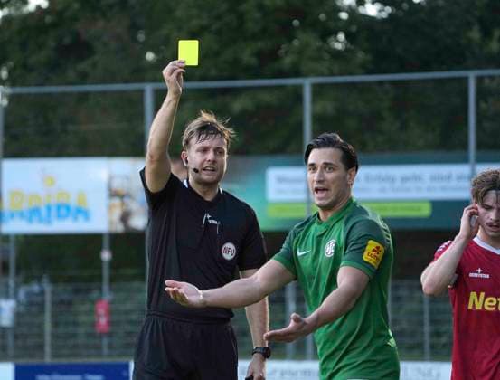 Photo: Referee Tom Holsten shows Evren Serbes a yellow card. HSC Soccer, Regionalliga Nord, Matchday 9 on Wed, Sep 16, 2026: Eintracht Norderstedt vs. HSC Hannover