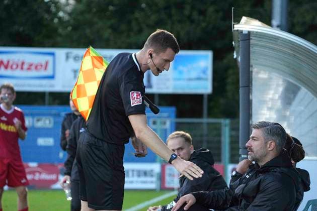 Photo: Linesman Bastian Grimmelmann argues with coach Özden KOCADAL. Norderstedt Soccer, Regionalliga Nord, Matchday 9 on Wed, Sept. 16, 2026: Eintracht Norderstedt vs. HSC Hannover