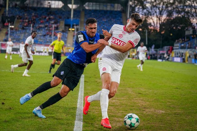 German Soccer 3rd Division 2026–2027, Matchday 6: SV Waldhof Mannheim vs. Rot-Weiss Essen at Carl Benz Stadium, Mannheim; Claudio Kammerknecht (Waldhof Mannheim, No. 15) and Semir Telalovic (Rot-Weiss Essen, No. 17) in a tackle Copyright: xJOERANxSTEINSIEKx