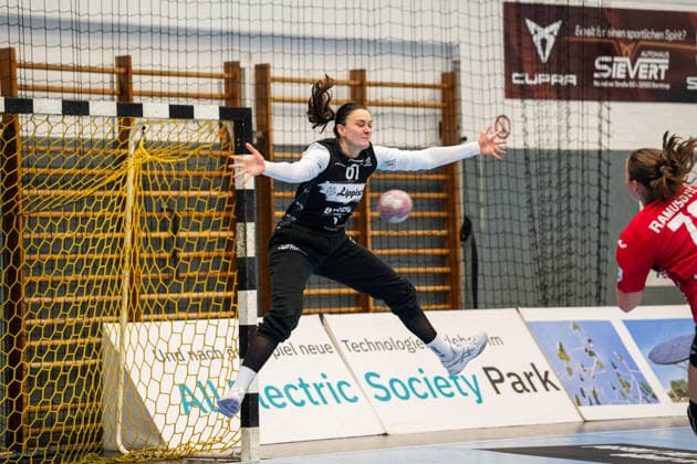 HSG Blomberg Lippe GER vs. BSV Sachsen Zwickau GER, Handball, Women s Handball Bundesliga 1, Matchday 4, 2026–2027 Season, Blomberg, September 16, 2026—Nicole Roth of HSG Blomberg Lippe scores on a 7-meter throw at the Blomberg Synflex Arena on Ulmenallee, Germany