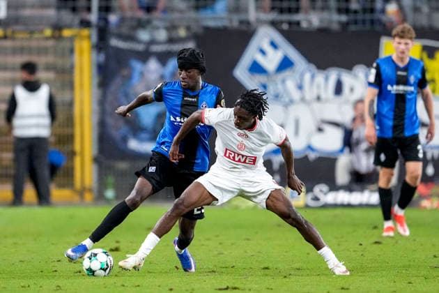 v li Favour Jidechi Okeke Jid Okeke, SV Waldhof, 25, Dickson Abiama Essen, 18, tackle, game scene, duel, tackle, tackling, dynamic, action, 09 16 2026, Mannheim, Germany, soccer, 3rd League, SV Waldhof Mannheim vs. Rot-Weiss Essen, DFB and DFL regulations prohibit any use of photographs as image sequences and or quasi-video xozx