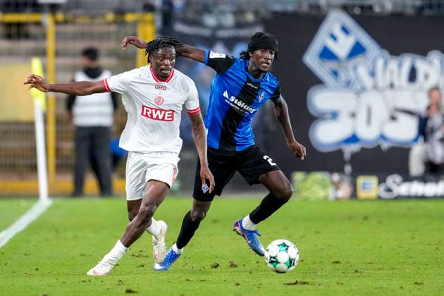 v li Dickson Abiama Essen, 18, Favour Jidechi Okeke Jid Okeke, SV Waldhof, 25, tackle, game scene, duel, tackle, tackling, dynamic, action, 16 09 2026, Mannheim, Germany, soccer, 3rd Division, SV Waldhof Mannheim vs. Rot-Weiss Essen, DFB and DFL regulations prohibit any use of photographs as image sequences and or quasi-video xozx