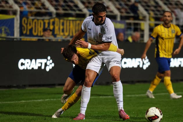 Germany Regionalliga Northeast 2026–2027, Matchday 9, 1 FC Lokomotive Leipzig vs. BFC Dynamo, Bruno Plache Stadium, Leipzig: A tackle between Dorian Äaevis Cevis (1 FC Lokomotive Leipzig, No. 22) and Valdemar Sadifrar (BFC Dynamo, No. 7) Copyright: xx