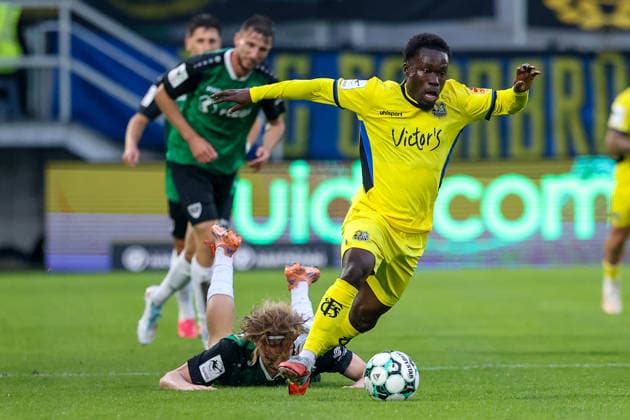 September 16, 2026, xkwix, Soccer, 3rd Division, Preußen Münster vs. 1. FC Saarbrücken, Preußenstadion, Matchday 6, 2026–2027 Season: Kelsey Owusu (1. FC Saarbrücken, No. 31) runs away from Niklas Varelmann (Preußen Münster, No. 36) during a tackle; Varelmann is lying on the ground. DFB regulations prohibit any use of photographs as image sequences and or quasi-video. Photo: xKamilxWilkowskixPress Photo Kochx North Rhine-Westphalia, Germany