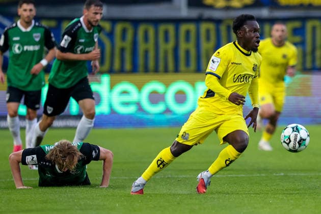 September 16, 2026, xkwix, Soccer, 3rd Division, Preußen Münster vs. 1. FC Saarbrücken, Preußenstadion, Matchday 6, 2026–2027 Season: Kelsey Owusu (1. FC Saarbrücken, No. 31) runs away from Niklas Varelmann (Preußen Münster, No. 36) during a tackle; Varelmann is lying on the ground. DFB regulations prohibit any use of photographs as image sequences and or quasi-video. Photo: xKamilxWilkowskixPress Photo Kochx North Rhine-Westphalia, Germany