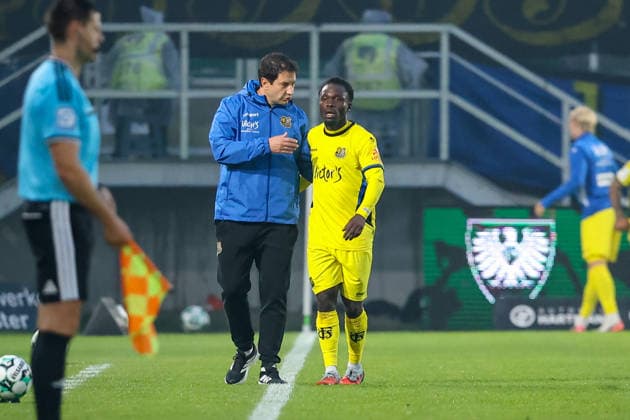 September 16, 2026, xkwix, Soccer, 3rd Division, Preußen Münster vs. 1. FC Saarbrücken, Preußenstadion, Matchday 6, 2026–2027 Season: Argirios Giannikis, coach of 1. FC Saarbrücken, talks with Kelsey Owusu on the sidelines. 1. FC Saarbrücken 31. DFB regulations prohibit any use of photographs as image sequences and or quasi-video. Photo: xKamilxWilkowskixPressefotoKochx NorthRhineland-Westphalia, Germany