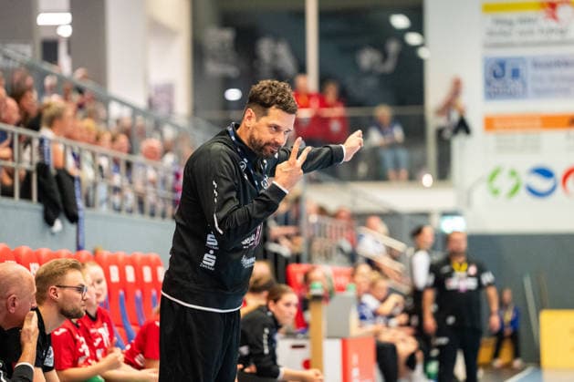 HSG Blomberg Lippe GER vs. BSV Sachsen Zwickau GER, Handball, Women s Handball Bundesliga 1, Matchday 4, 2026–2027 Season, Blomberg, September 16, 2026: Norman Rentsch of BSV Sachsen Zwickau, the coach, gestures at the Blomberg Synflex Arena on Ulmenallee, Germany