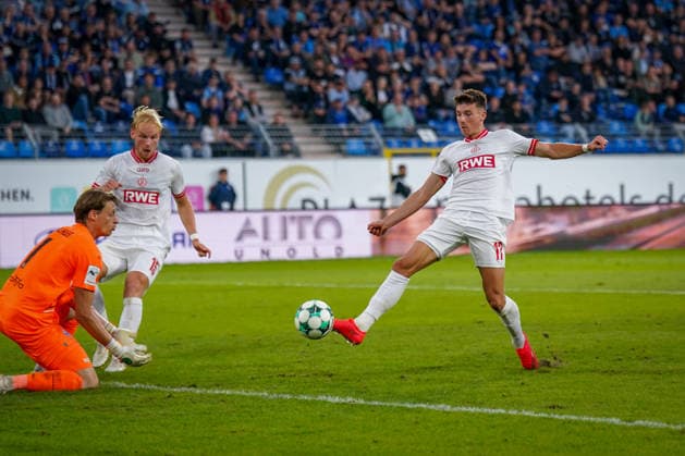 German Soccer 3rd Division 2026–2027, Matchday 6: SV Waldhof Mannheim vs. Rot-Weiss Essen at Carl Benz Stadium in Mannheim. Semir Telalovic of Rot-Weiss Essen, No. 17, passes the ball past Rui Mota, the Waldhof Mannheim coach, but it goes just wide of the goal. Copyright: xJOERANxSTEINSIEKx