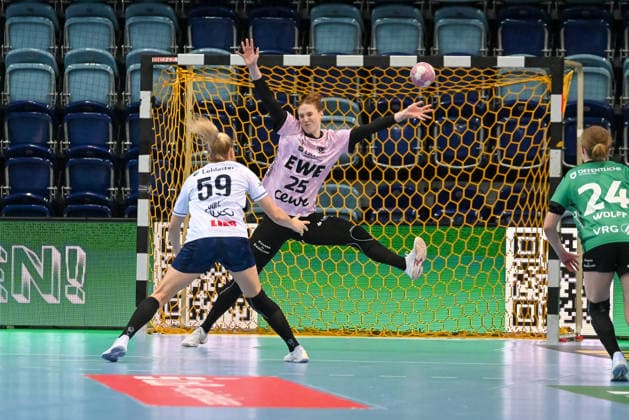 Seven-meter throw scene featuring Antje Doell (SU Neckarsulm, 59) and Madita Kohorst (VfL Oldenburg, 25), Germany; VfL Oldenburg vs. SU Neckarsulm, ALSCO Women’s Handball Bundesliga, Matchday 4, 2026–2027 season, September 16, 2026, VfL Oldenburg vs. SU Neckarsulm, ALSCO Women’s Handball Bundesliga, Matchday 4, 2026–2027 season, September 16, 2026, Oldenburg Copyright: xEibner-Pressefoto RobertxGertzenx EP_RGN