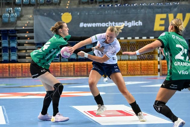 Antje Doell (SU Neckarsulm, 59) in possession against Lisa Marie Fragge (VfL Oldenburg, 44) and Joanna Granicka (VfL Oldenburg, 21) GER, VfL Oldenburg vs. SU Neckarsulm, ALSCO Women’s Handball Bundesliga, Matchday 4, 2026–2027 season, September 16, 2026, VfL Oldenburg vs. SU Neckarsulm, ALSCO Women’s Handball Bundesliga, Matchday 4, 2026–2027 season, September 16, 2026, Oldenburg Copyright: xEibner-Pressefoto RobertxGertzenx EP_RGN