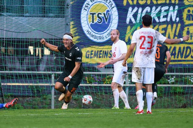25 Noah Weißbach of SV Werder Bremen U23 celebrates his goal, making the score 2–2. Soccer I Men’s I Regionalliga Nord I 2026–2027 Season I Matchday 9 I Eimsbütteler TV vs. SV Werder Bremen U23 I September 16, 2026 I Hinschenfelde Sports Park