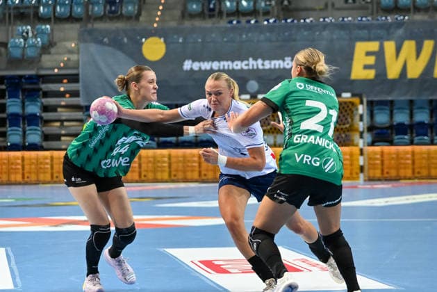Antje Doell (SU Neckarsulm), 59, in action against Lisa Marie Fragge (VfL Oldenburg), 44, and Joanna Granicka (VfL Oldenburg), 21, GER, VfL Oldenburg vs. SU Neckarsulm, ALSCO Women’s Handball Bundesliga, Matchday 4, 2026–2027 season, September 16, 2026, VfL Oldenburg vs. SU Neckarsulm, ALSCO Women’s Handball Bundesliga, Matchday 4, 2026–2027 season, September 16, 2026, Oldenburg Copyright: xEibner-Pressefoto RobertxGertzenx EP_RGN