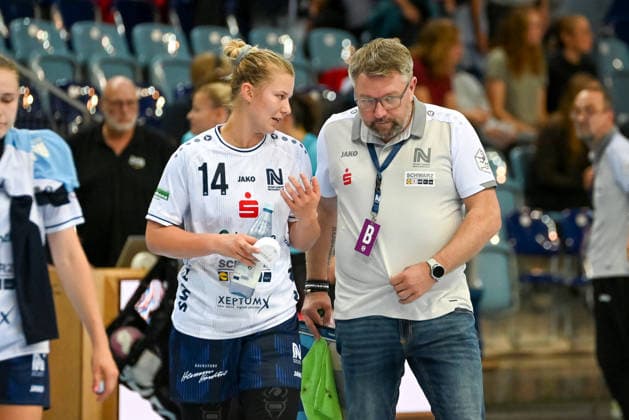 Kamila Brezinova (SU Neckarsulm), 14, in conversation with Thomas Zeitz (SU Neckarsulm), coach (GER), VfL Oldenburg vs. SU Neckarsulm, ALSCO Women s Handball Bundesliga, Matchday 4, 2026–2027 season, September 16, 2026, VfL Oldenburg vs. SU Neckarsulm, ALSCO Women’s Handball Bundesliga, Matchday 4, 2026–2027 season, September 16, 2026, Oldenburg Copyright: xEibner-Pressefoto RobertxGertzenx EP_RGN