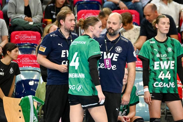 Tom Stibitzky of VfL Oldenburg, assistant coach, and Niels Boetel of VfL Oldenburg, head coach, in conversation with Toni Reinemann of VfL Oldenburg, 04 GER, VfL Oldenburg vs. SU Neckarsulm, ALSCO Women’s Handball Bundesliga, Matchday 4, 2026–2027 Season, September 16, 2026, VfL Oldenburg vs. SU Neckarsulm, ALSCO Women’s Handball Bundesliga, Matchday 4, 2026–2027 season, September 16, 2026, Oldenburg Copyright: xEibner-Pressefoto RobertxGertzenx EP_RGN