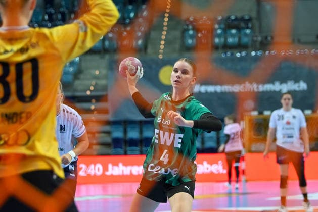 Toni Reinemann of VfL Oldenburg, No. 04, takes a seven-meter throw (GER), VfL Oldenburg vs. SU Neckarsulm, ALSCO Women s Handball Bundesliga, Matchday 4, 2026–2027 season, September 16, 2026, VfL Oldenburg vs. SU Neckarsulm, ALSCO Women’s Handball Bundesliga, Matchday 4, 2026–2027 Season, September 16, 2026, Oldenburg Copyright: xEibner-Pressefoto RobertxGertzenx EP_RGN
