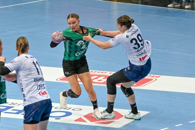 Toni Reinemann (VfL Oldenburg), No. 04, in action against Merle Albers (SU Neckarsulm), No. 39, GER, VfL Oldenburg vs. SU Neckarsulm, ALSCO Women s Handball Bundesliga, Matchday 4, 2026–2027 Season, September 16, 2026, VfL Oldenburg vs. SU Neckarsulm, ALSCO Women’s Handball Bundesliga, Matchday 4, 2026–2027 Season, September 16, 2026, Oldenburg Copyright: xEibner-Pressefoto RobertxGertzenx EP_RGN