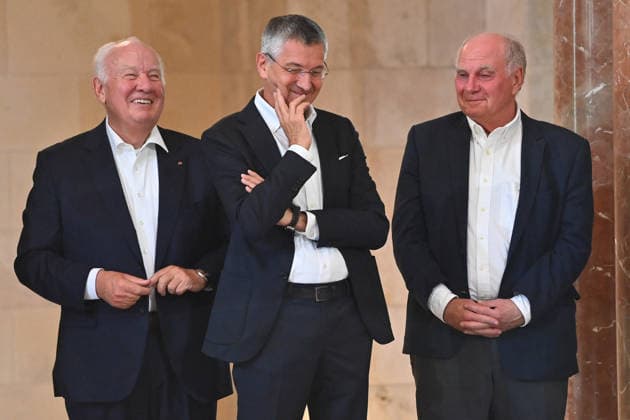 From left: Walter MENNEKES, 2nd Vice President of FC Bayern Munich; Herbert HAINER, President of Bayern Munich; Uli HOENESS, Honorary President of Bayern Munich; Markus SOEDER, Minister-President of Bavaria and CSU Chairman, welcomes the FC Bayern Munich championship teams in the Kuppelsaal at the State Chancellery in Munich on September 16, 2026