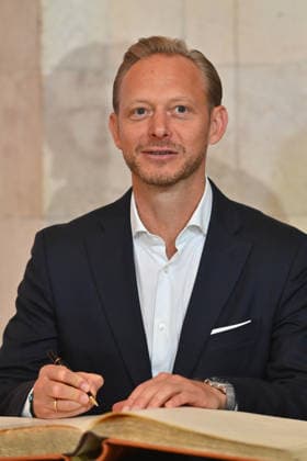 Rouven KASPER, FCB Chief Marketing Officer; entry in the Golden Book. Markus SOEDER, Minister-President of Bavaria and CSU Chairman, welcomes the FC Bayern Munich championship teams to the Kuppelsaal at the State Chancellery in Munich on September 16, 2026.