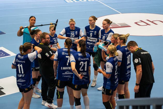 HSG Blomberg Lippe GER vs. BSV Sachsen Zwickau GER, Handball, Women s Handball Bundesliga 1, Matchday 4, 2026–2027 Season, Blomberg, September 16, 2026: The HSG Blomberg Lippe GER team during a timeout at the Blomberg Synflex Arena on Ulmenallee, Germany