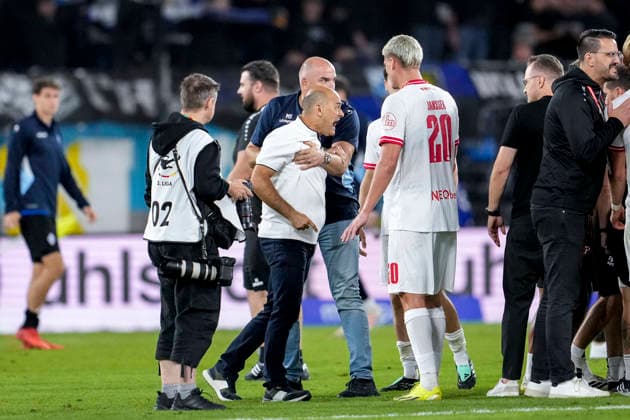 From left: Rui Mota, coach and head coach of SV Waldhof, is being restrained by Mathias Schober, sporting director of SV Waldhof; he is furious, shouting, screaming, in the middle of a conversation, a discussion on the field, disappointed by the loss, disappointment after the final whistle, highlight, losers, lost, frustration, disappointed, pessimistic, September 16, 2026, Mannheim, Germany, soccer, 3rd Division, SV Waldhof Mannheim vs. Rot-Weiss Essen, DFB and DFL regulations prohibit any use of photographs as image sequences and or quasi-video xozx
