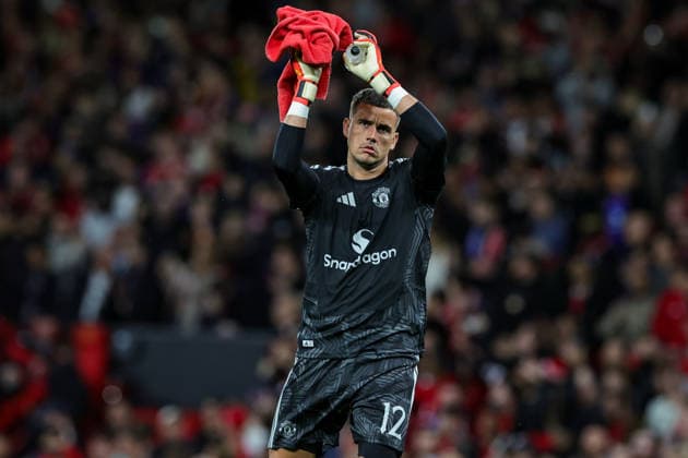 Carabao Cup round 3 Manchester United, ManU v Brighton & Hove Albion Manchester United goalkeeper Karl Darlow applauds the fans during the Carabao Cup round 3 match Manchester United vs Brighton & Hove Albion at Old Trafford, Manchester, United Kingdom on 16 September 2026 (Photo by Mark Cosgrove News Images) Manchester Old Trafford Greater Manchester United Kingdom Copyright: xMarkxCosgrove NewsxImagesx