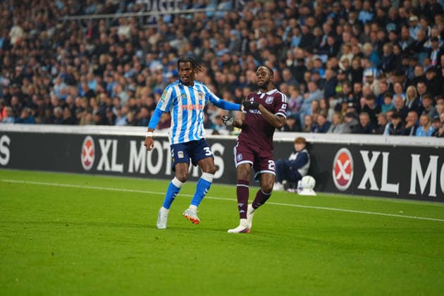 Coventry City and Aston Villa players during the Carabao Cup match between Coventry City and Aston Villa at Coventry Building Society Arena (Photo by Jay Soundo) Copyright: xJayxSoundox xSportsxPressxPhotox Sportspressphoto_SPR233030