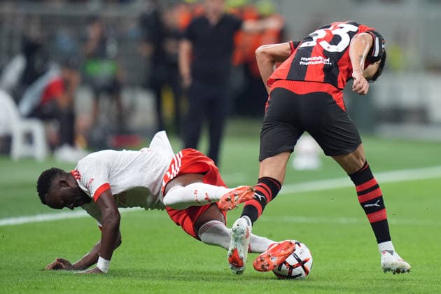 AC Milan s Davide Bartesaghi fights for the ball with Benfica s Dode Lukebakio during the Europa League soccer match between Ac Milan and Benfica at San Siro Stadium in Milan , Italy - September 16 , 2026. - Soccer  Copyright: xSpada LaPressex