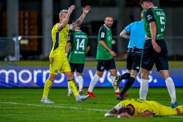 September 16, 2026, xkwix, Soccer, 3rd Division, Preußen Münster vs. 1. FC Saarbrücken, Preußenstadion, Matchday 6, 2026–2027 season: Florian Pick of 1. FC Saarbrücken (20) gestures in disappointment after a missed chance by Kai Brünker of 1. FC Saarbrücken (9), who is lying on the ground in the foreground. DFB regulations prohibit any use of photographs as image sequences and or quasi-video Photo: xKamilxWilkowskixPressefotoKochx, North Rhine-Westphalia, Germany