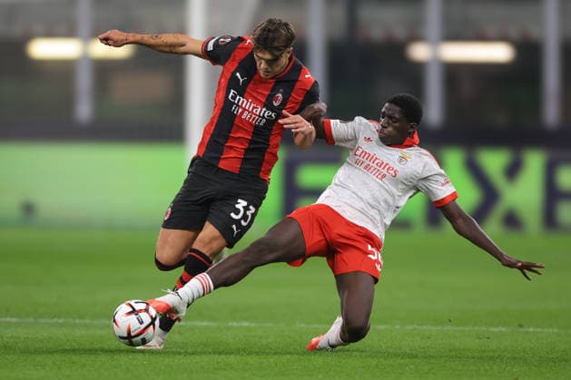 AC Milan v Benfica - UEFA Europa League - Season 2026-2027 Milan, Italy, 16th September 2026. Daniel Banjaqui of SL Benfica challenges Davide Bartesaghi of AC Milan during the AC Milan vs SL Benfica UEFA Europa League, League Phase match at Giuseppe Meazza, Milan. Picture credit should read: Jonathan Moscrop Milan Stadio Giuseppe Meazza Italy