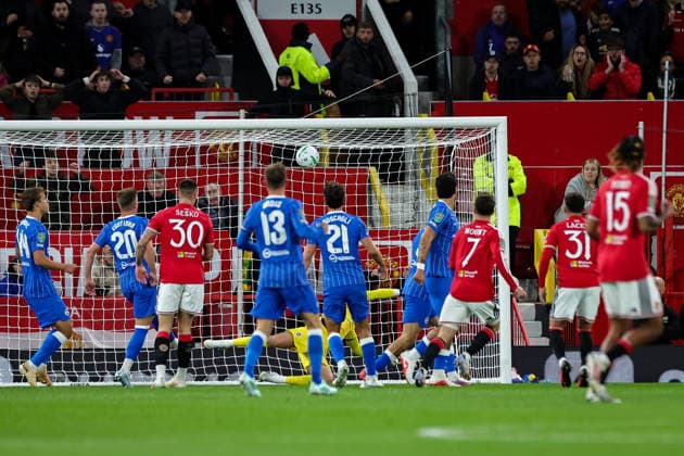 Carabao Cup round 3 Manchester United, ManU v Brighton & Hove Albion Mason Mount of Manchester United scores to make it 2-0 during the Carabao Cup round 3 match Manchester United vs Brighton & Hove Albion at Old Trafford, Manchester, United Kingdom on 16 September 2026 (Photo by Mark Cosgrove News Images) Manchester Old Trafford Greater Manchester United Kingdom Copyright: xMarkxCosgrove NewsxImagesx